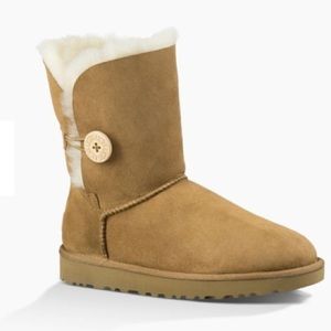 UGG Women’s Bailey Button II Boot in Chestnut